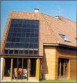 Une maison avec panneaux solaires